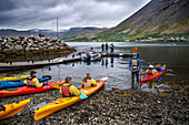 Kajakfahren in Isafjordur Westfjords Island mit Blick auf den Fjord.