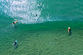 Luftaufnahme von Surfern in Peniche