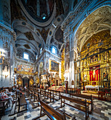Sevilla, Spanien, 15. Mai 2022, Ein barockes Kircheninnere mit verschnörkelten Details, beeindruckender Architektur und religiösem Dekor.