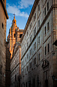 Die ikonische Clerecia-Kirche und die Päpstliche Universität in Salamanca, beleuchtet in der Dämmerung.