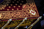 Die verschnörkelte Decke des Prozessionsbaldachins ist mit komplizierten Mustern und Symbolen verziert und wird während der Karwoche in Sevilla, Spanien, gezeigt.