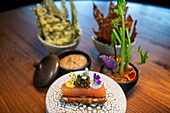 Das Moss Restaurant at Blue Lagoon Iceland ist ein erstklassiges Restaurant, das moderne Küche mit dem wilden Geist der isländischen Natur verbindet. The Retreat at Blue Lagoon Iceland ist ein preisgekröntes Luxusresort-Hotel in der Blauen Lagune, einem geothermischen Badeort in Island, Reykiavik