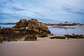 Felsen und Formationen am Strand Praia Baleal-Norte auf der Insel Baleal, Portugal
