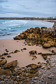 Felsen und Formationen am Strand Praia Baleal-Norte auf der Insel Baleal, Portugal