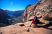 Junge kaukasische Frau auf dem Canyon Overlook Trail im Zion National Park, Utah