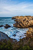 Blick auf die felsigen Klippen der Insel Baleal, Portugal