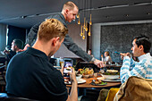 Das Moss Restaurant at Blue Lagoon Iceland ist ein erstklassiges Restaurant, das moderne Küche mit dem wilden Geist der isländischen Natur verbindet. The Retreat at Blue Lagoon Iceland ist ein preisgekröntes Luxusresort-Hotel in der Blauen Lagune, einem geothermischen Badeort in Island, Reykiavik