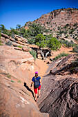 Junge kaukasische Frau auf dem Canyon Overlook Trail im Zion National Park, Utah