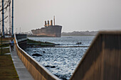 The Gran Malecón is a public space that borders the western bank of the Magdalena River. In a walk of almost 5 kilometers, visitors find playgrounds, pet parks, restaurants, green areas, pedestrian paths, bicycle paths, an amphitheater, the Pabellón de Cristal convention center, the Caimán del Río gastronomic market.