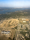 Luftaufnahme von Flower Mound, einem Vorort nordwestlich von Dallas, Texas, mit Blick nach Westen über den Grapevine Lake.