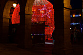 Der Mercado Chico-Platz in der Stadt Ávila zur Weihnachtszeit.