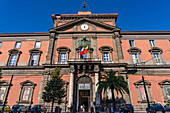Fassade des Nationalen Archäologischen Museums von Neapel (MANN) in Neapel, Italien.
