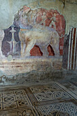 Fresko eines Elefanten im Haus des Lararium des Achilles, Gebäude I.6.4, in den antiken römischen Ruinen von Pompeji, Italien.