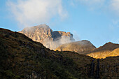 The Páramo del Almorzadero, located in the Eastern mountain range of the Colombian Andes, between the departments of Santander and Norte de Santander, is a vital high mountain ecosystem for the region. With altitudes that exceed 4,300 meters, this páramo is home to a unique biodiversity, highlighting the frailejones, mosses and lichens adapted to the extreme cold and frequent fogs. Its numerous lagoons and wetlands are the source of important rivers that supply water to local communities and agricultural activities. In addition, it is a refuge for species such as the Andean condor and endemic 