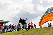 In Medellin, paragliding is practiced in strategic areas outside the urban area, such as Altos de San Félix and Matasanos. These areas, located on the outskirts of the city, have ideal climatic and topographic conditions for flying and enjoying impressive panoramic views of the Aburrá Valley, the slopes of the city of Medellin and the municipality of Bello, a town near this city.