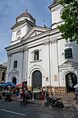 Die Fassade der Basilika Unserer Lieben Frau von Candelaria in Medellin, Kolumbien, der ältesten Kirche der Stadt...