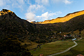 The Páramo del Almorzadero, located in the Eastern mountain range of the Colombian Andes, between the departments of Santander and Norte de Santander, is a vital high mountain ecosystem for the region. With altitudes that exceed 4,300 meters, this páramo is home to a unique biodiversity, highlighting the frailejones, mosses and lichens adapted to the extreme cold and frequent fogs. Its numerous lagoons and wetlands are the source of important rivers that supply water to local communities and agricultural activities. In addition, it is a refuge for species such as the Andean condor and endemic 