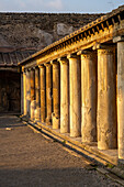 Die Säulenfassade der Stabianischen Bäder, Gebäude VII.1.8, in den antiken römischen Ruinen von Pompeji, Italien.