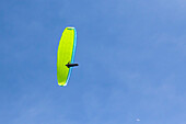 In Medellin, paragliding is practiced in strategic areas outside the urban area, such as Altos de San Félix and Matasanos. These areas, located on the outskirts of the city, have ideal climatic and topographic conditions for flying and enjoying impressive panoramic views of the Aburrá Valley, the slopes of the city of Medellin and the municipality of Bello, a town near this city.