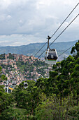 Gondeln des Medelliner Metrocable-Systems, das die einkommensschwachen Viertel in Medellin, Kolumbien, bedient.