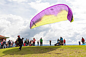 In Medellin, paragliding is practiced in strategic areas outside the urban area, such as Altos de San Félix and Matasanos. These areas, located on the outskirts of the city, have ideal climatic and topographic conditions for flying and enjoying impressive panoramic views of the Aburrá Valley, the slopes of the city of Medellin and the municipality of Bello, a town near this city.