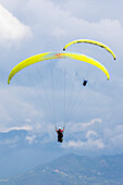 In Medellin, paragliding is practiced in strategic areas outside the urban area, such as Altos de San Félix and Matasanos. These areas, located on the outskirts of the city, have ideal climatic and topographic conditions for flying and enjoying impressive panoramic views of the Aburrá Valley, the slopes of the city of Medellin and the municipality of Bello, a town near this city.