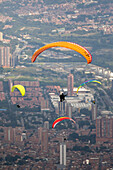 In Medellin, paragliding is practiced in strategic areas outside the urban area, such as Altos de San Félix and Matasanos. These areas, located on the outskirts of the city, have ideal climatic and topographic conditions for flying and enjoying impressive panoramic views of the Aburrá Valley, the slopes of the city of Medellin and the municipality of Bello, a town near this city.