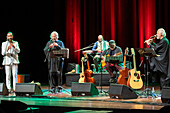 Inti-Illimani und Quilapayún sind zwei der repräsentativsten Gruppen der Nueva Canción Chilena, einer Musikbewegung, die in den 1960er Jahren entstand und sich durch eine starke folkloristische Identität und ein tiefes soziales und politisches Engagement auszeichnet, Medellin, Kolumbien