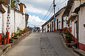Cácota is a municipality located in the department of Norte de Santander, in the northeastern region of Colombia. With a rich history dating back to colonial times, this place has kept alive traditions that reflect the fusion between indigenous roots and Spanish heritage. Its natural environment, characterised by landscapes that combine agricultural areas and areas of native vegetation. The architecture of its buildings shows a deep cultural legacy.