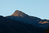 The Páramo del Almorzadero, located in the Eastern mountain range of the Colombian Andes, between the departments of Santander and Norte de Santander, is a vital high mountain ecosystem for the region. With altitudes that exceed 4,300 meters, this páramo is home to a unique biodiversity, highlighting the frailejones, mosses and lichens adapted to the extreme cold and frequent fogs. Its numerous lagoons and wetlands are the source of important rivers that supply water to local communities and agricultural activities. In addition, it is a refuge for species such as the Andean condor and endemic 