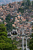 Gondeln des Medelliner Metrocable-Systems, das die einkommensschwachen Viertel in Medellin, Kolumbien, bedient.