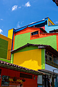 Bunt gestrichene Gebäude in Guatape, Kolumbien.