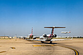 Auf der Rollbahn des internationalen Flughafens Dallas Fort Worth in der Nähe von Dallas, Texas, reihen sich die Flugzeuge zum Abheben auf.