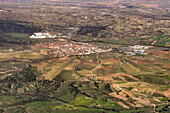 Luftaufnahme von San Agustin del Guadalix bei Madrid, Spanien.
