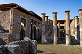 Säulen des Atriums des Hauses von M. Epidius Rufus, Gebäude IX.1.20, in den antiken römischen Ruinen von Pompeji, Italien.