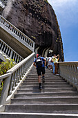 Touristen erklimmen die 740 Stufen zum Gipfel des Piedra del Penon oder Penon de Guatape in der Nähe von Guatape, Kolumbien.