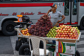 Frisches Obst zum Verkauf auf einem offenen Straßenmarkt in Medellin, Kolumbien.
