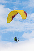 In Medellin, paragliding is practiced in strategic areas outside the urban area, such as Altos de San Félix and Matasanos. These areas, located on the outskirts of the city, have ideal climatic and topographic conditions for flying and enjoying impressive panoramic views of the Aburrá Valley, the slopes of the city of Medellin and the municipality of Bello, a town near this city.