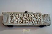 Ein Flachrelief auf einem Sarkophag in der Farnese-Sammlung, Archäologisches Nationalmuseum Neapel, Neapel, Italien. Dargestellt sind dionysische Feiernde.