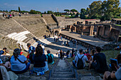 Touristen im Großen Theater, Gebäude VIII.7.20, in den antiken römischen Ruinen von Pompeji, Italien.