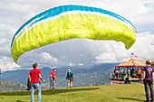 In Medellin, paragliding is practiced in strategic areas outside the urban area, such as Altos de San Félix and Matasanos. These areas, located on the outskirts of the city, have ideal climatic and topographic conditions for flying and enjoying impressive panoramic views of the Aburrá Valley, the slopes of the city of Medellin and the municipality of Bello, a town near this city.