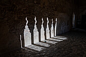 Schatten von Säulen in der Villa Rufolo aus dem 13. Jahrhundert in Ravello, Italien.