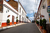 Cácota is a municipality located in the department of Norte de Santander, in the northeastern region of Colombia. With a rich history dating back to colonial times, this place has kept alive traditions that reflect the fusion between indigenous roots and Spanish heritage. Its natural environment, characterised by landscapes that combine agricultural areas and areas of native vegetation. The architecture of its buildings shows a deep cultural legacy.