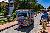 Ein farbenfrohes Motochiva oder Mototaxi, ein Touristenverkehrsmittel in der Stadt Guatape, Kolumbien.