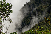 Tiefhängende Wolken entlang einer Felswand in den Anden der Zentralkordillere in Kolumbien bei den Termales del Ruiz.