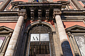 Fassade des Nationalen Archäologischen Museums von Neapel (MANN) in Neapel, Italien.