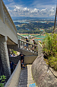 Touristen, die die 740 Stufen zum Gipfel des Piedra del Penon oder Penon de Guatape in der Nähe von Guatape, Kolumbien, hinauf- und hinabsteigen.