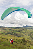 In Medellin, paragliding is practiced in strategic areas outside the urban area, such as Altos de San Félix and Matasanos. These areas, located on the outskirts of the city, have ideal climatic and topographic conditions for flying and enjoying impressive panoramic views of the Aburrá Valley, the slopes of the city of Medellin and the municipality of Bello, a town near this city.