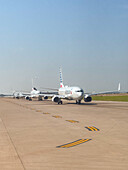 Auf der Rollbahn des internationalen Flughafens Dallas Fort Worth in der Nähe von Dallas, Texas, reihen sich die Flugzeuge zum Abheben auf.