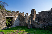 Säulen des Atriums eines Hauses, Gebäude VIII.3.27, in den antiken römischen Ruinen von Pompeji, Italien. Vom Gebäude VIII.3.28 aus gesehen.
